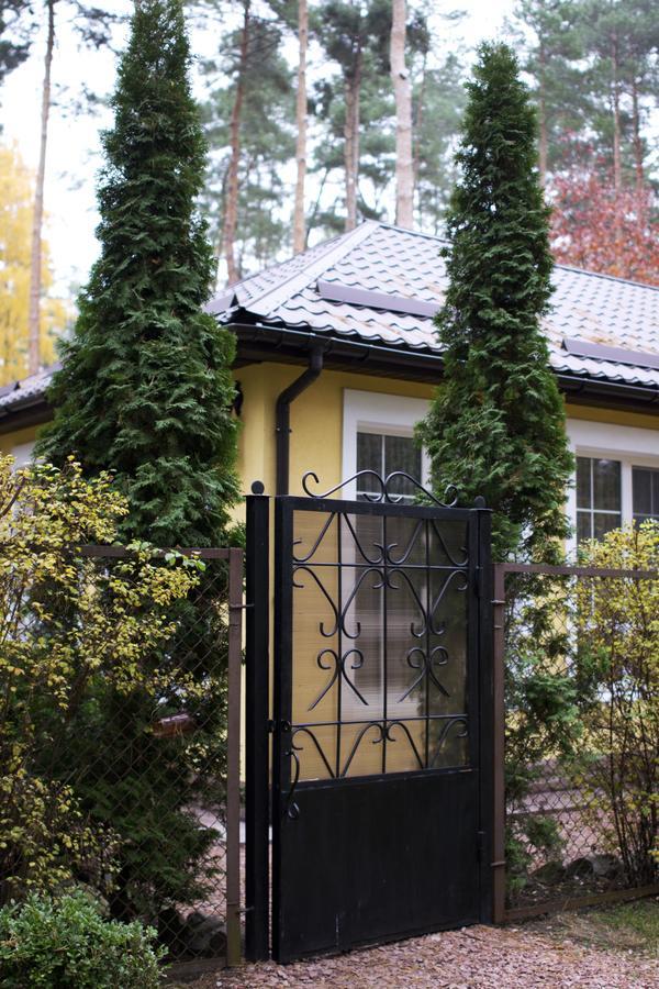 Domik V Lesy Guest House Lyutezh Bagian luar foto
